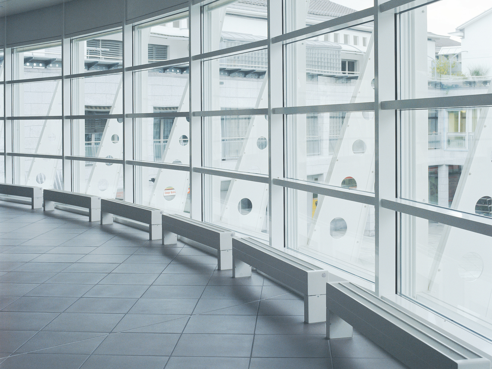 Zehnder_RAD_Radiavector-HY_model 322 block feet, S076, RAL 9016 Rendering Radiavector Bench Decorative radiator Side view