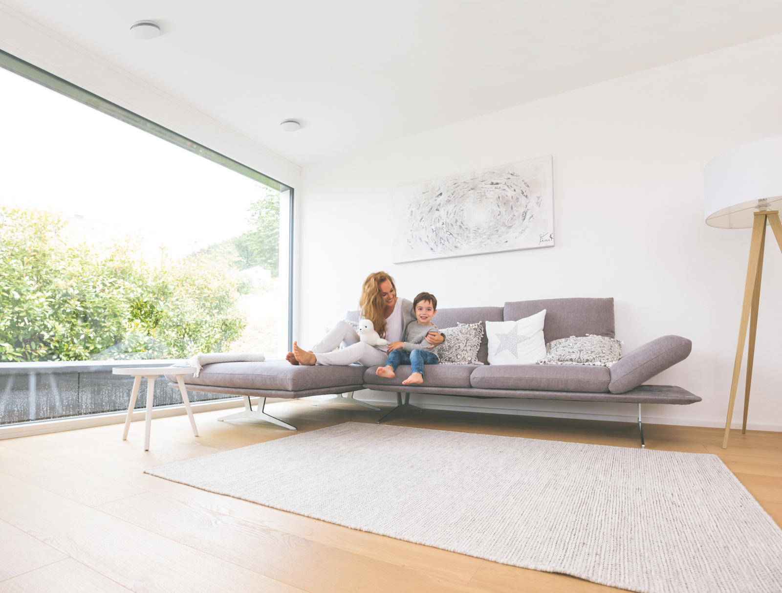 Zehnder_CSY_ComfoValveLunaS-living-woman-child-couch ComfoValve Luna S, Luna S, supply air valve, design valve, living, woman, child, couch, fresh air, house, private garden