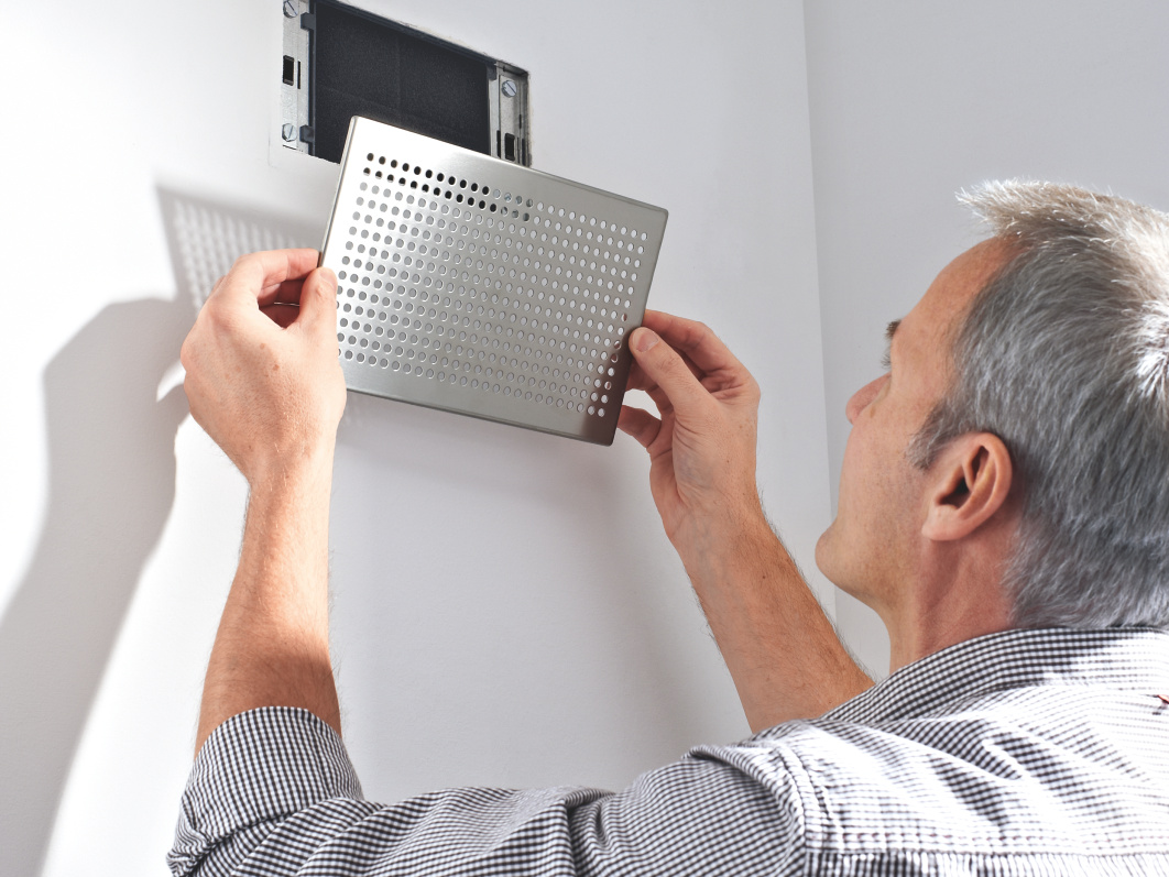 Zehnder_CSY_Design_grilles_Roma_Filter_exchange_people_1 Photograph Zehnder ComfoGrid CLD Comfortable indoor ventilation Front view