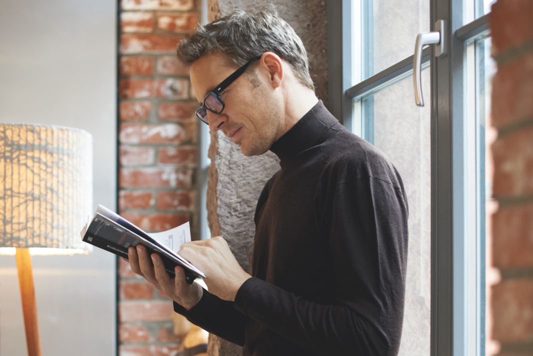 Zehnder_RAD_Fare-Tech-EL_living_575_882_100_people_reading_anthracite Rendering Farë Tech Decorative radiator Side view