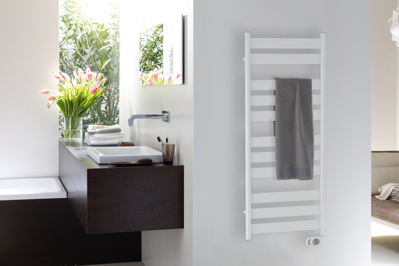 Zehnder_RAD_Zeta-EL_trafficWhite_millieu_bathroom_print+web Rendering Zehnder Zeta Decorative radiator