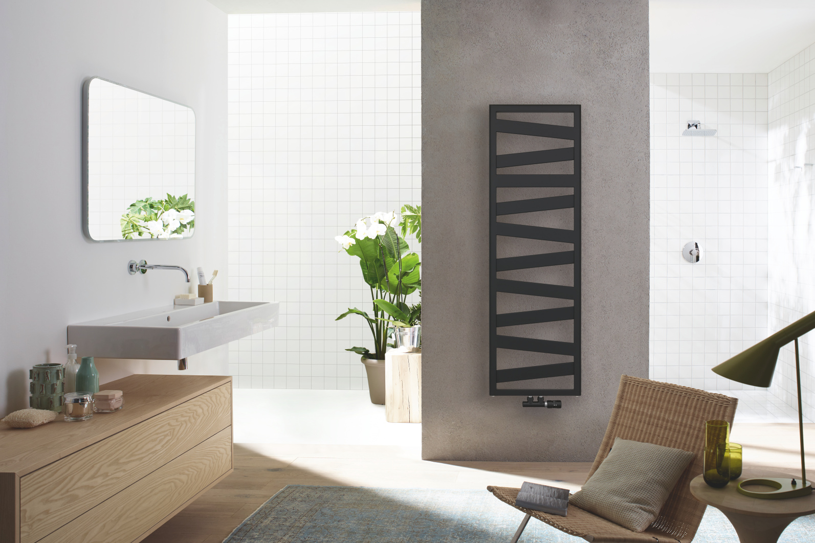 [Translate to Francais:] Zwarte elektrische radiator voor het elektrisch verwarmen van de badkamer.