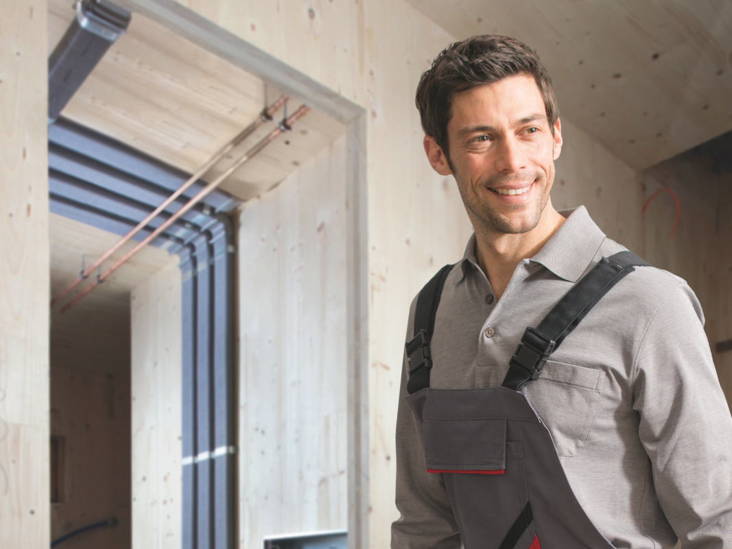 Installateur bij luchtverdeelsysteem