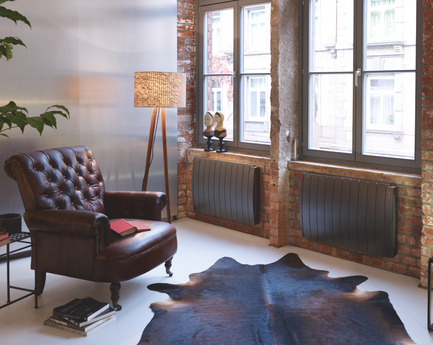 Zehnder_RAD_Fare-Tech-EL_living_575_882_100_anthracite_print+web Rendering Farë Tech Decorative radiator Front view