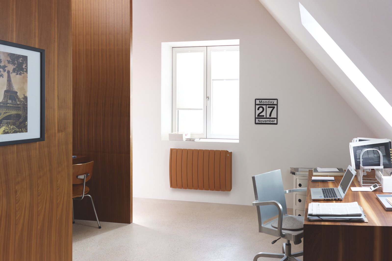 [Translate to Francais:] [Translate to Nederlands:] Een bruine vintage designradiator in de werkkamer.