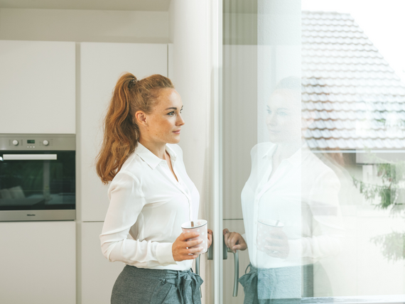 Zehnder_CSY_Finest-indoor-air-comfort-woman-business-look-kitchen-window