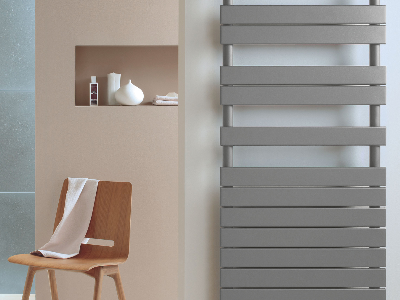 Zehnder_RAD_Roda-Spa-EL_RF_bathroom_titane_print+web Rendering Zehnder Roda Spa Decorative radiator