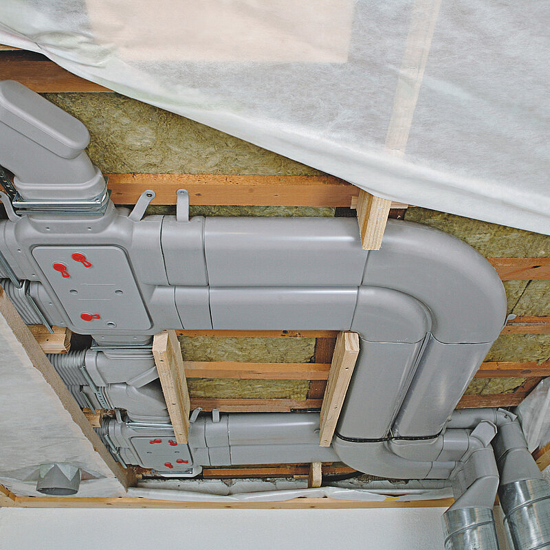 [Translate to Francais:] Installatie van het Comfoflat51 luchtverdeelsysteem met platte ventilatiebuis voor renovatie